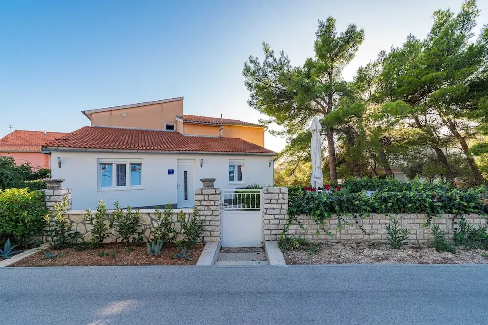 One-bedroom Apartment Near Beach