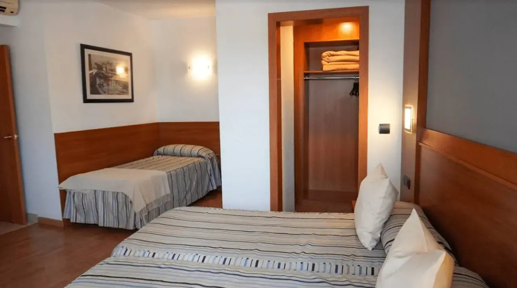 Standard Triple room