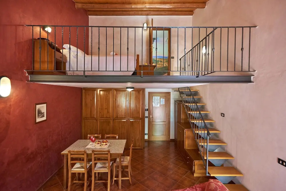 四人豪華套房，配有大床一張