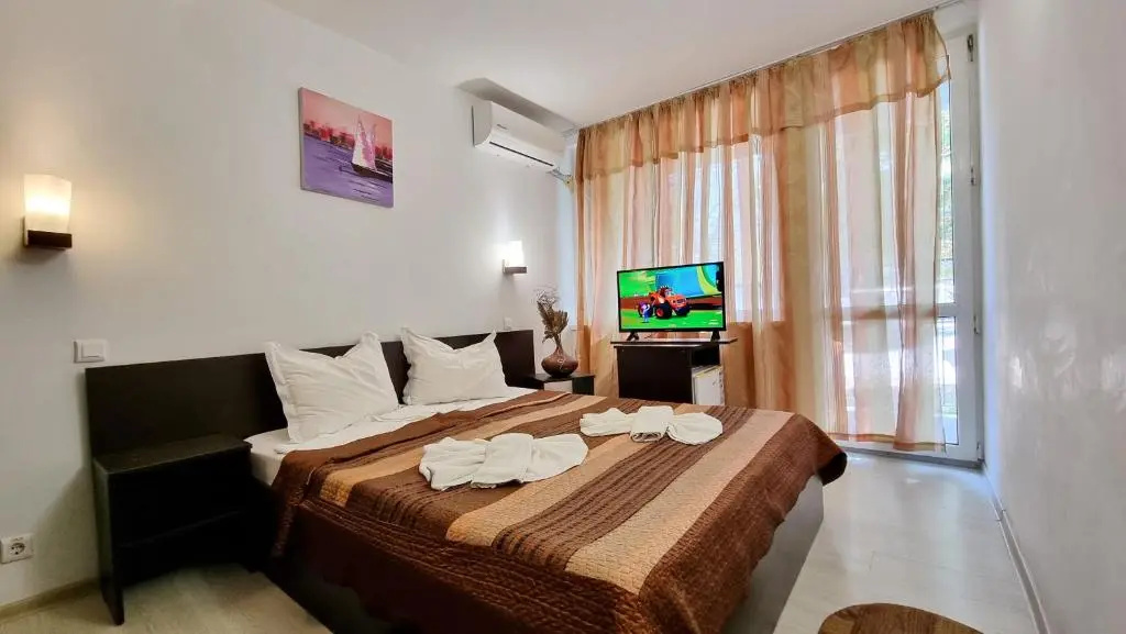 Standard Double room with balcony (full double bed)