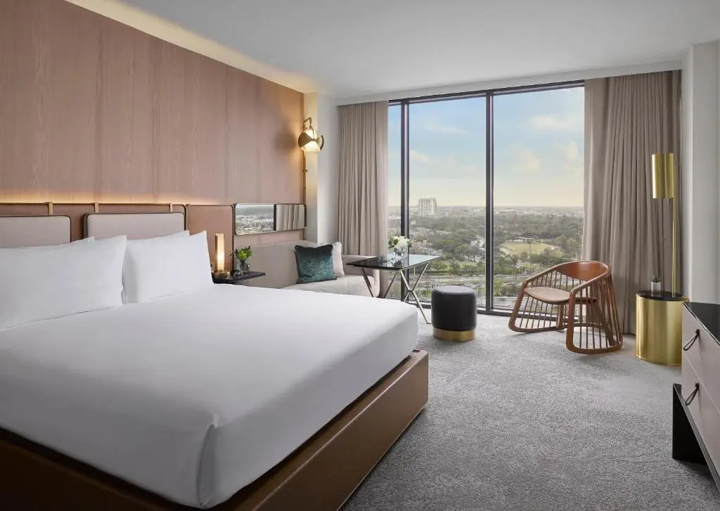C. Baldwin, Curio Collection by Hilton - Chambres