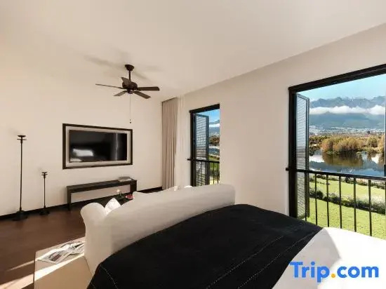 Standard Double room with lake view (full double bed)