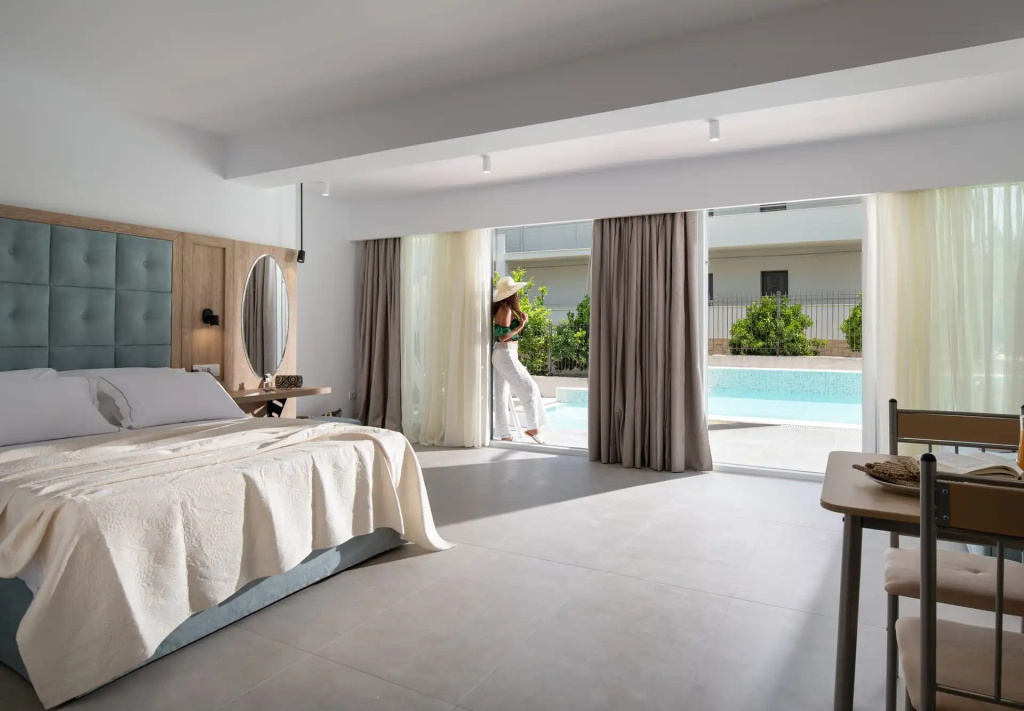 Family Apartment with pool view