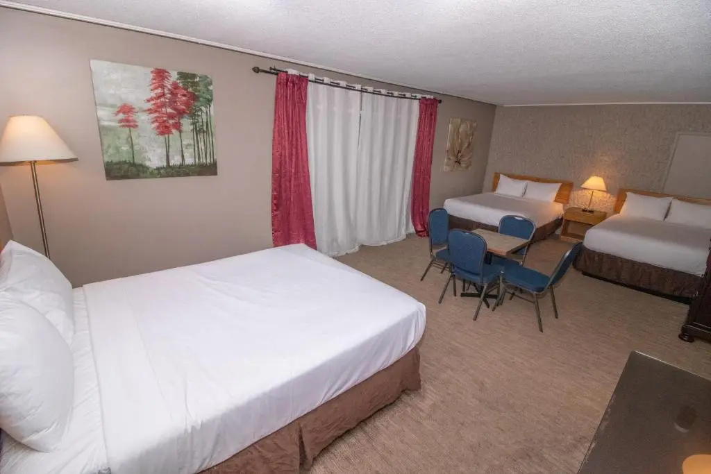 Divya Sutra Plaza and Conference Centre, Vernon, BC - Chambres