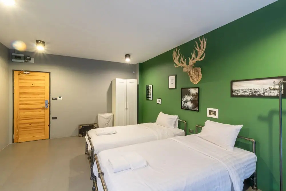 標準雙人房，設有露台及雙人床