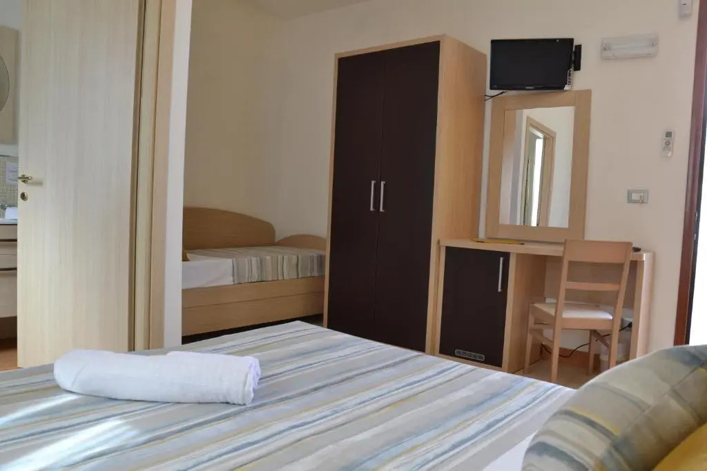 Deluxe Double room (full double bed)