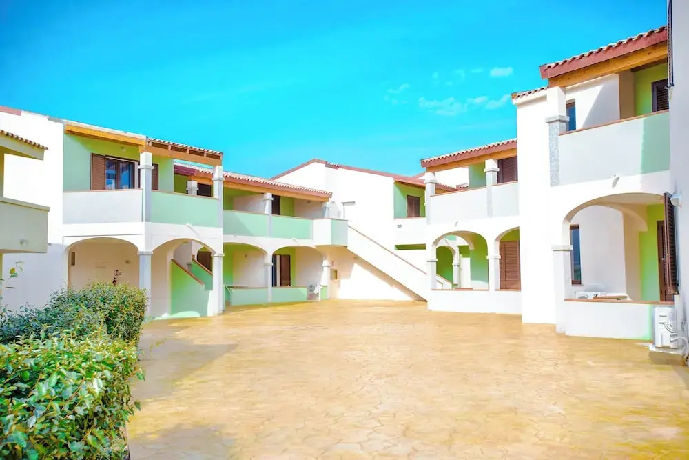 Hotel with swimming pool just 300 mt from the Baia delle Mimose-beach