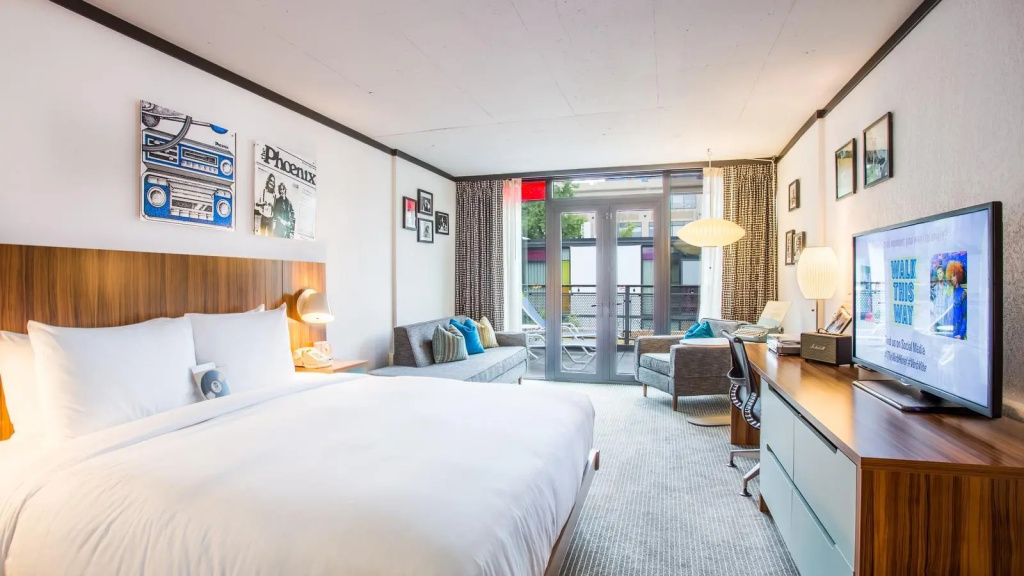 Deluxe Double room with balcony (full double bed)