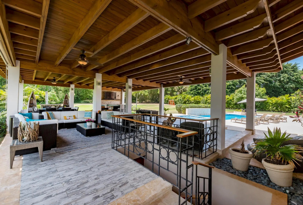Luxurious 5-bdr villa at Casa de Campo – with pool, jacuzzi, games, hibachi, staff