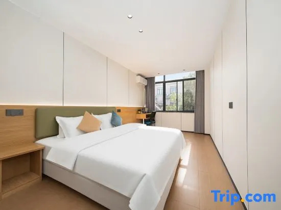 Business Double room (full double bed)