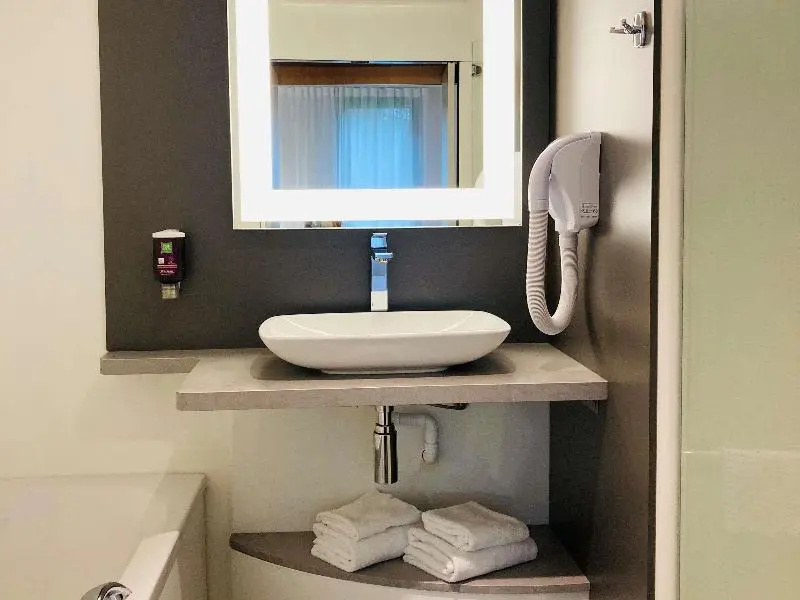 Double Suite (full double bed)