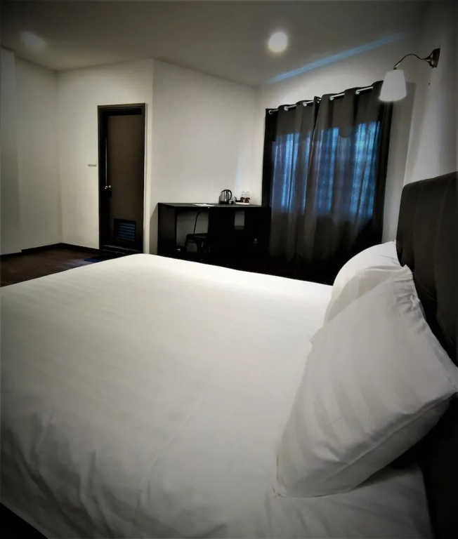 Deluxe Double room (full double bed)