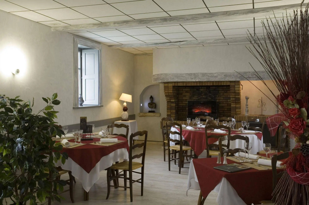 Logis Hôtel Tante Yvonne & son Restaurant semi-gastronomique Lyon Nord - Général