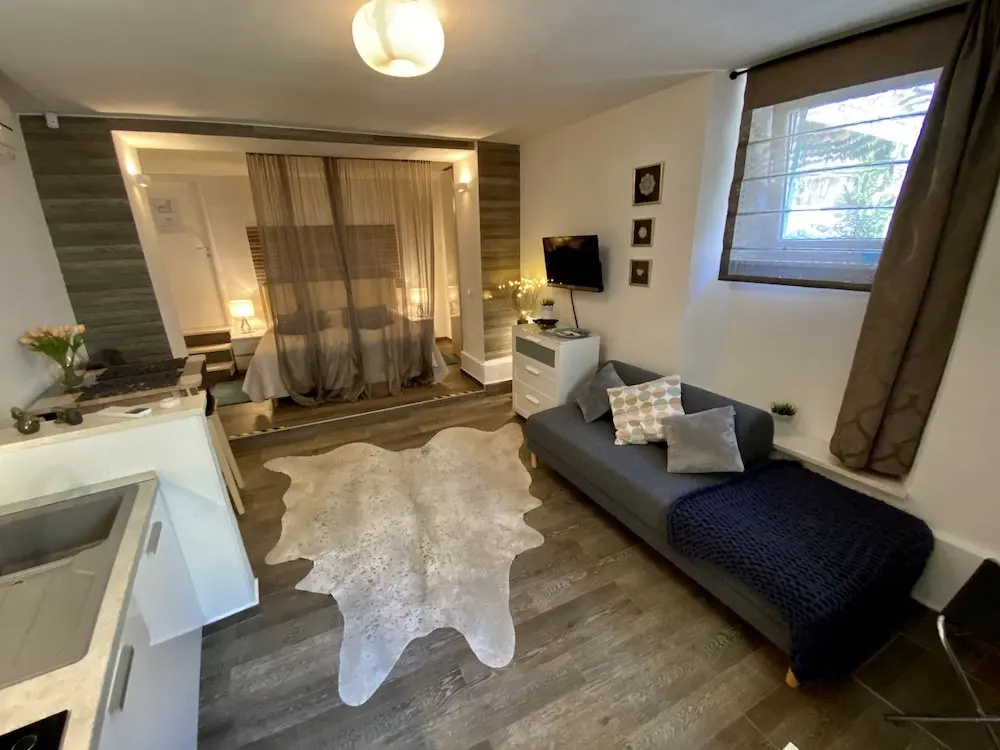 Deluxe Studio