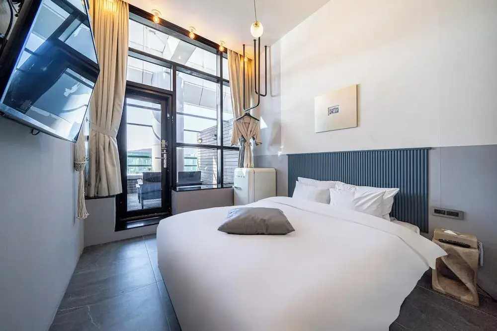 Deluxe Double room with partial sea view (full double bed)
