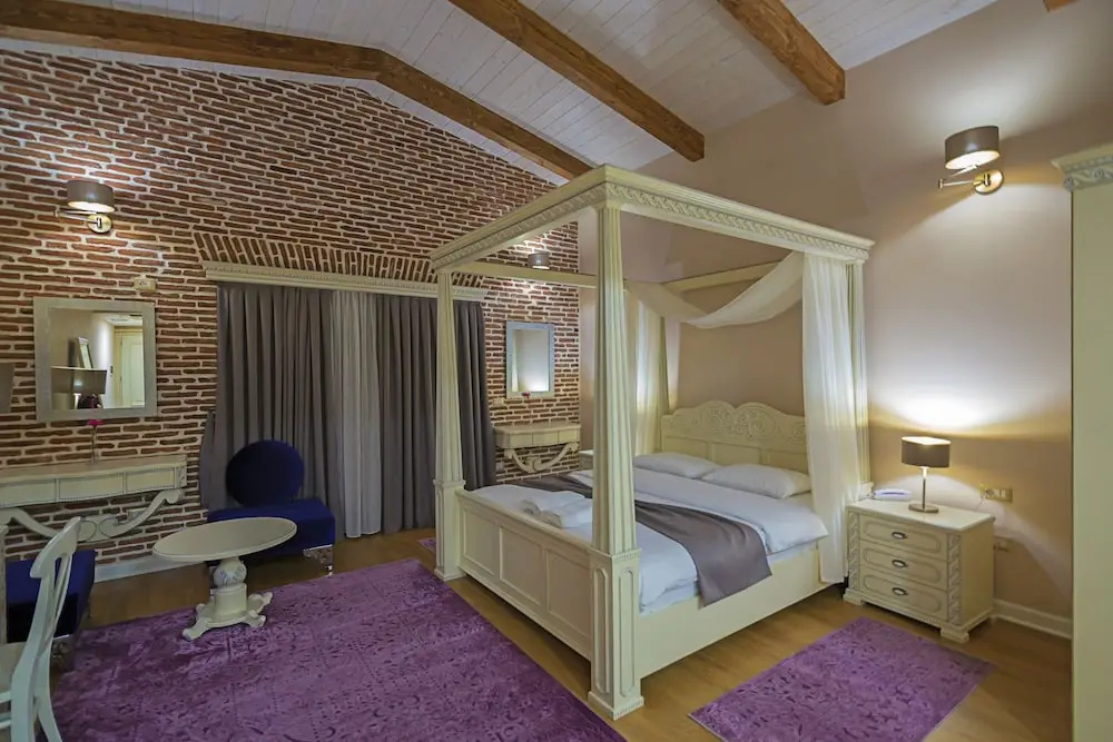Superior Double Suite with garden view (full double bed)