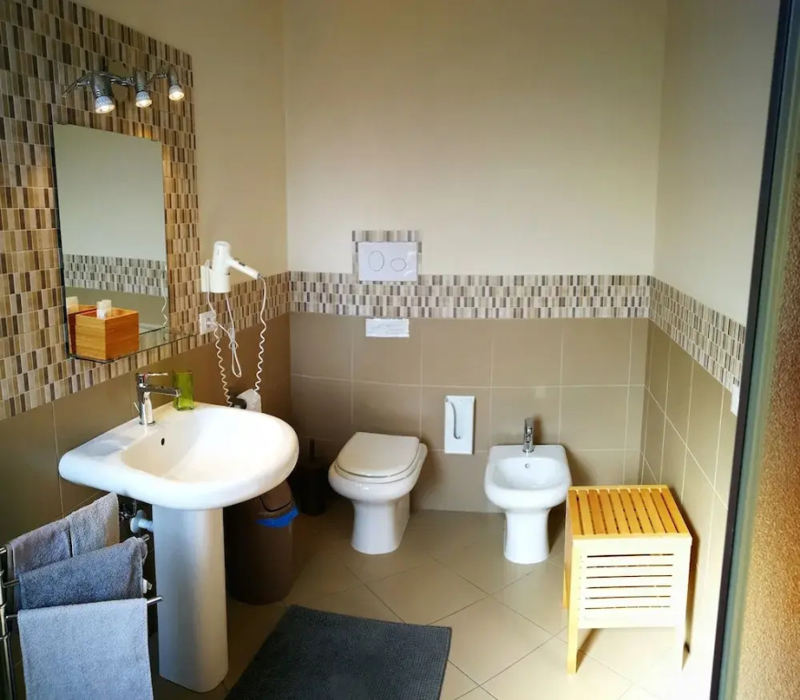 Standard Double room with city view (full double bed)