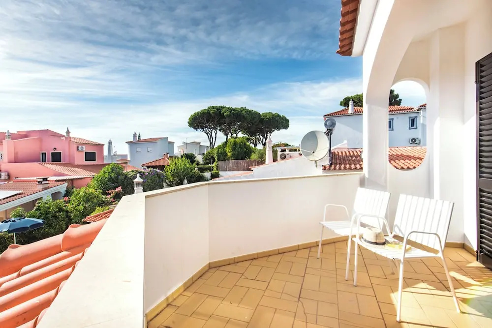 Spacious 4 Bedroom Villa, Private Pool, Free air Conditioning and Wifi