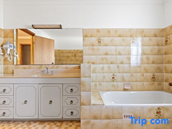 Cozy Rooms – Quiet Street, Close to Shops & Transit