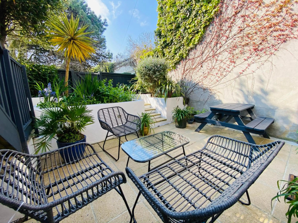 "The Garden Apartment Newquay" by Greenstay Serviced Accommodation - Beautiful 2 Bedroom Apartment Close To All Beaches & Restaurants with Free Parking, Netflix, Wi-Fi & Outside Garden Terrace