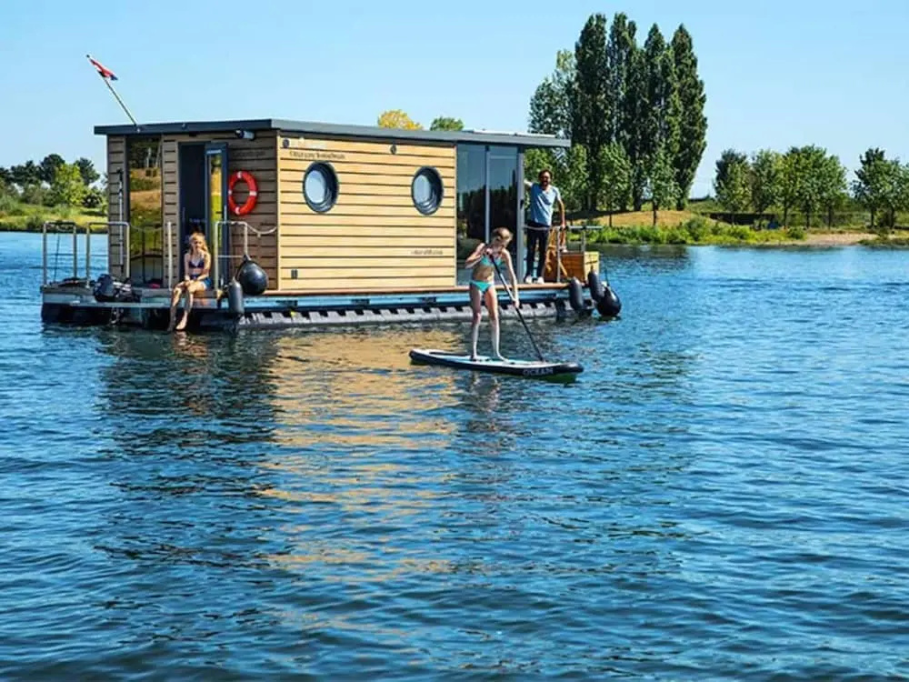 Lovely Houseboat in Kinrooi With Terrace