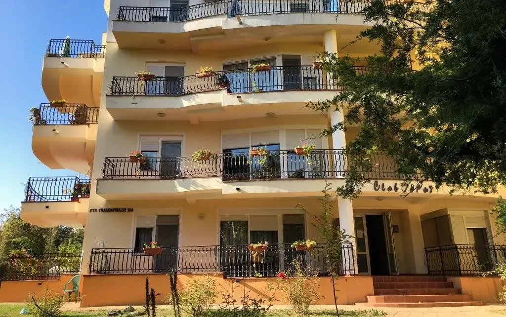 Club Topaz
