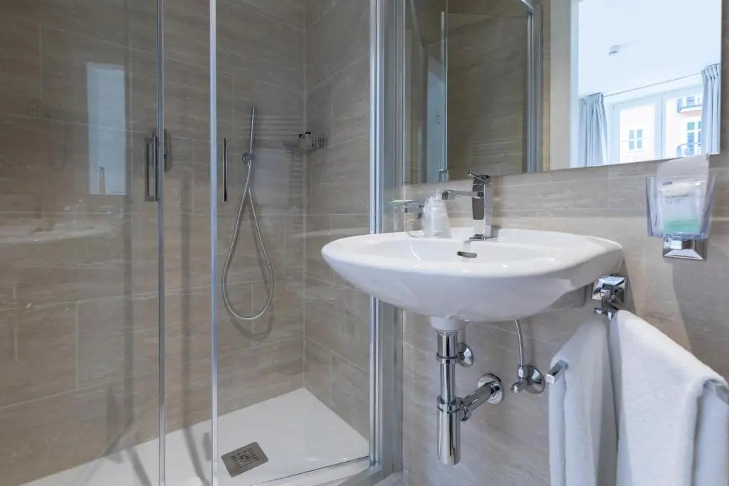 Standard Double room with lake view full double bed