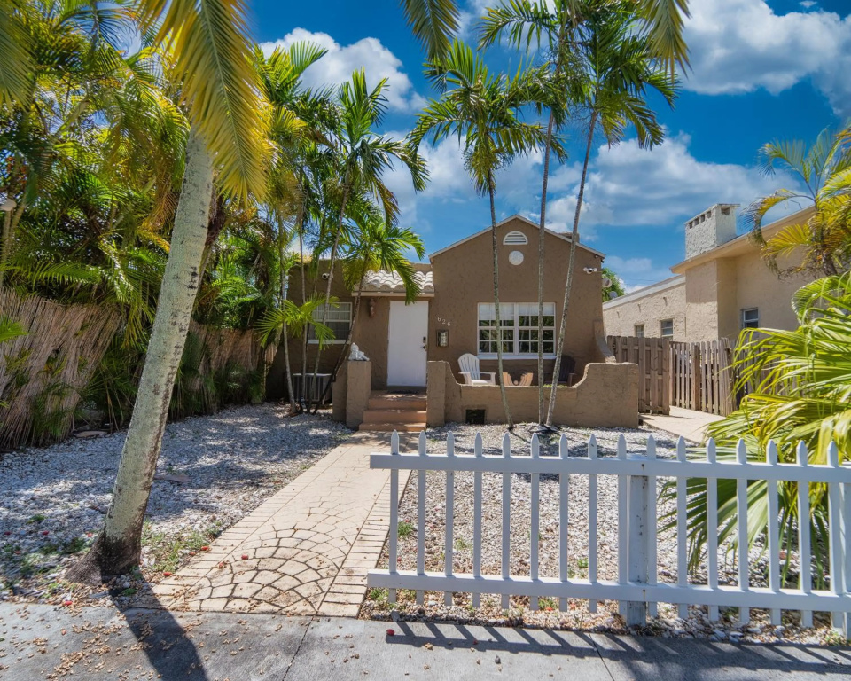 Bike to Beach-Spacious With Patio BBQ & Game Room (Pet-Friendly)