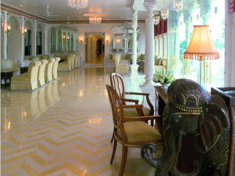 1 Bedroom Royal Double Suite with lake view (full double bed) (king size bed)