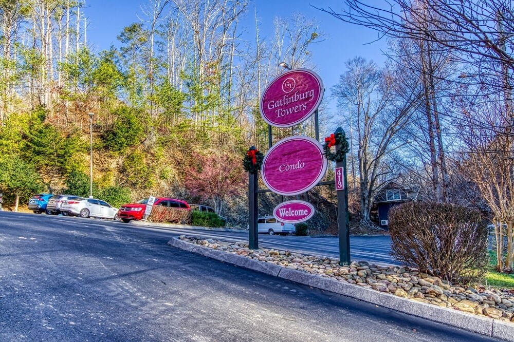 Gatlinburg Towers Condo Unit 501 - Great Location! Close To Town! 3 Bedroom Condo by RedAwning