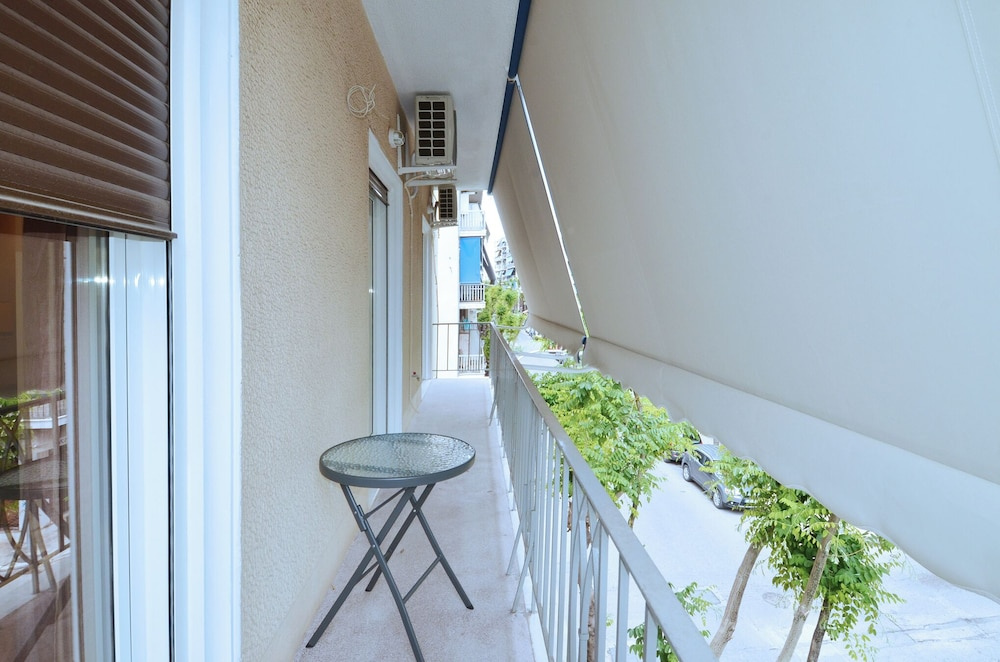 A modern and neoclassical apartment