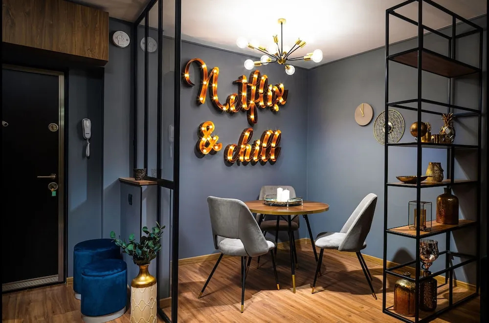 Golden Hour - One Bedroom - Next to Cismigiu Park and Victoria Avenue