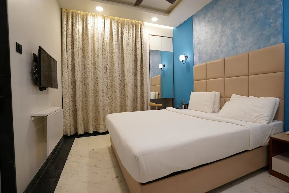Deluxe Double room with balcony (full double bed)