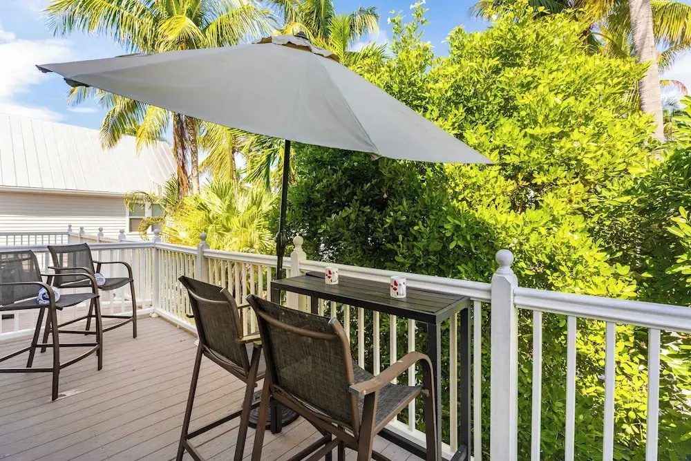 Parrot Perch by Avantstay Old Town Key West w/ Shared Pool Month-long Stays Only