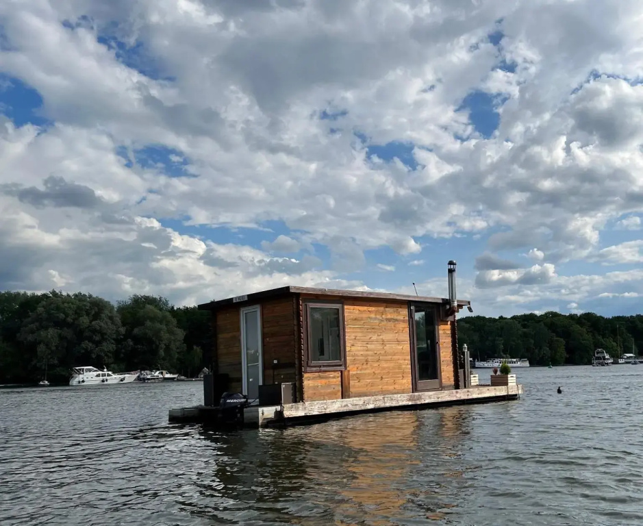 Gemütliches Hausboot mit Kamin in Berlin
