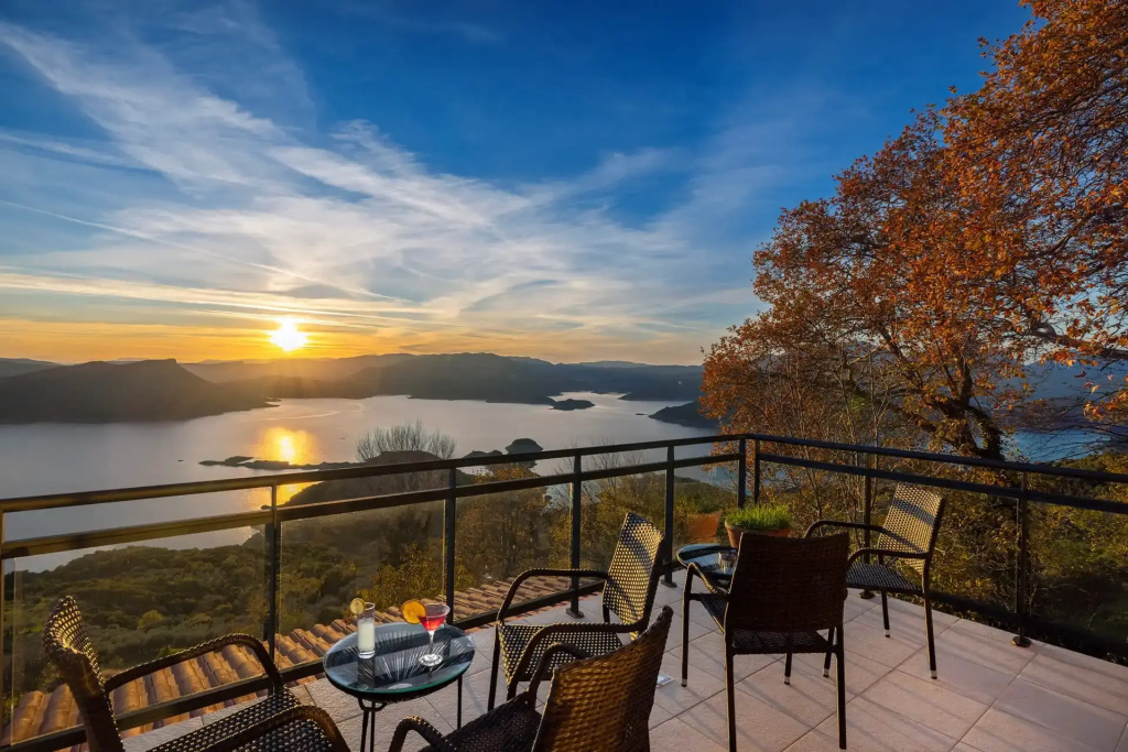 Lake Kremasta Hotel