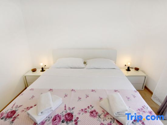 Stylish renovated vacation flat with terrace