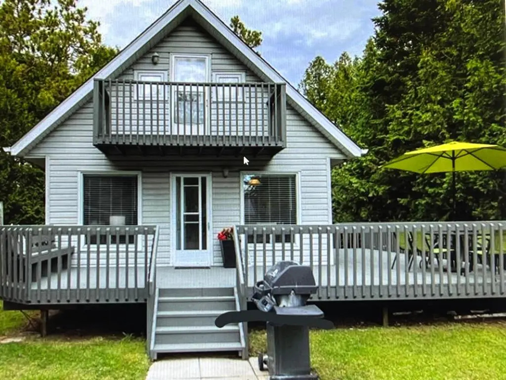 Beachy Chic-Completely renovated- Steps to the Beach