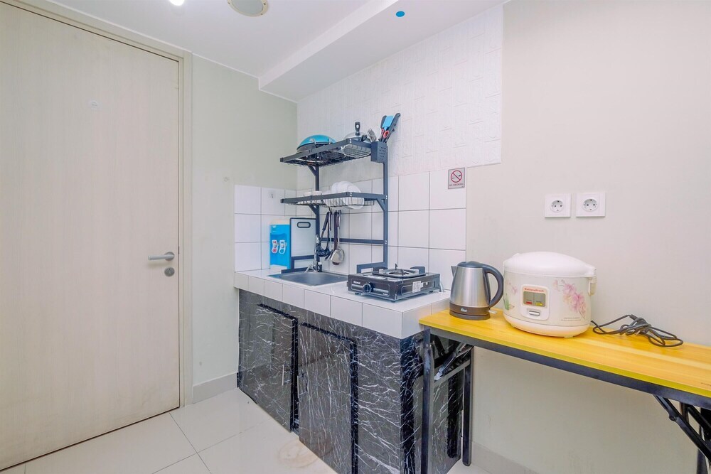Отель Comfy And Minimalist Studio At Springlake Summarecon Bekasi Apartment, фото 5