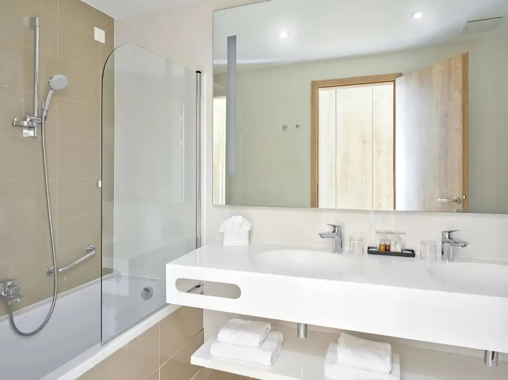 Superior Double room with balcony and with partial sea view (full double bed)