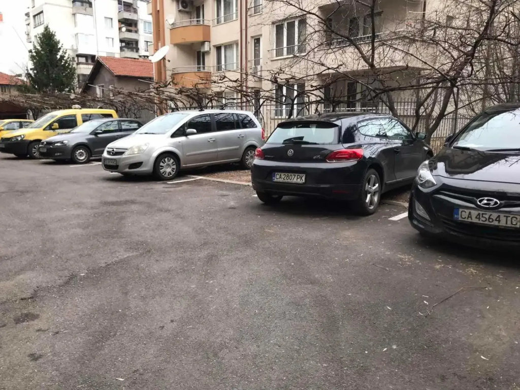 EU metro station, City Center, lovely 3-bedroom apartment, free parking