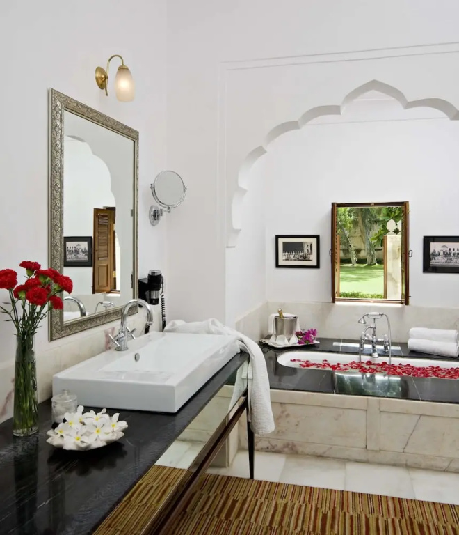 Deluxe Double room (full double bed)