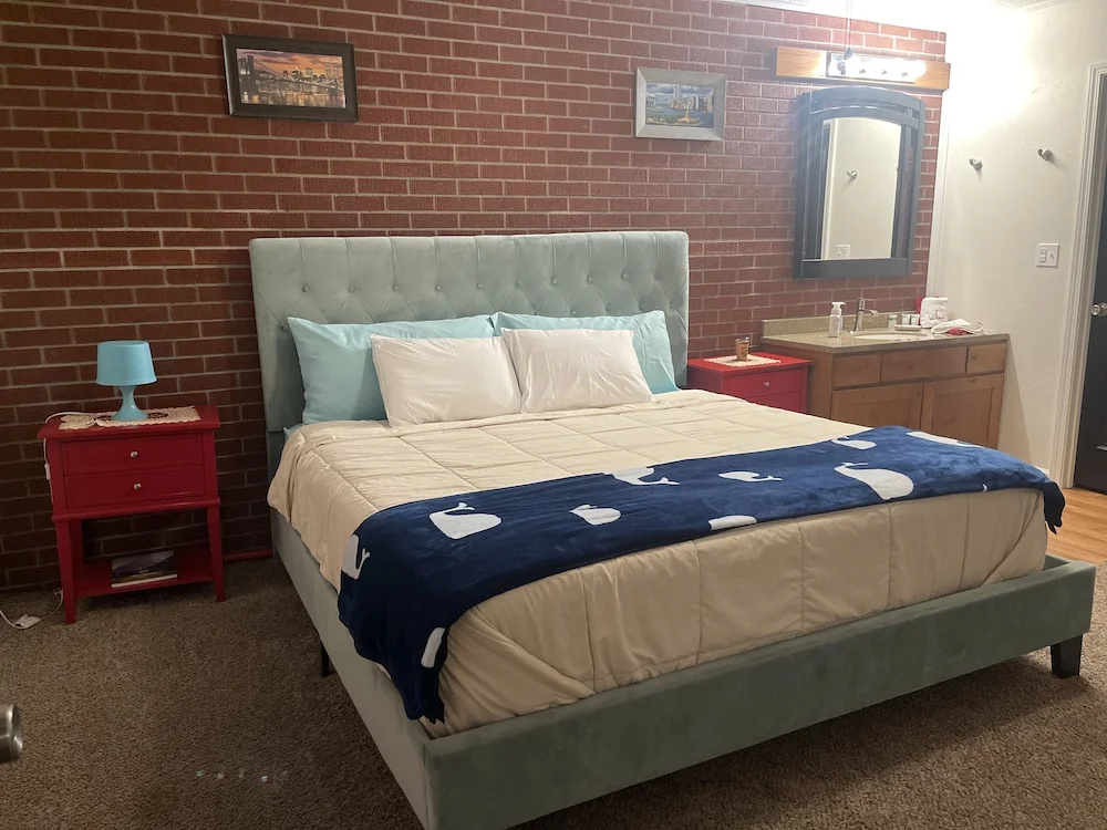 1 Bedroom Business Apartment with balcony and with courtyard view