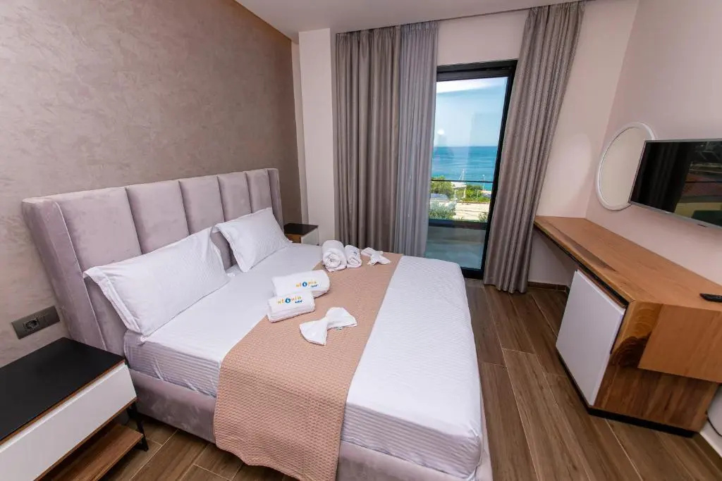 Deluxe Double room with balcony and with sea view (full double bed)