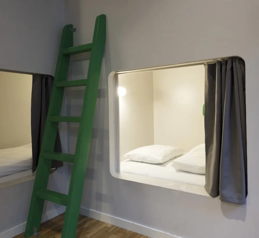 4 Bedrooms Bed in Dorm