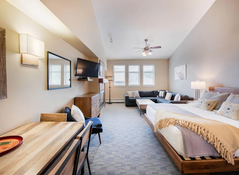 Premium Unit 4650- Fraser Crossing/founders Pointe Condo