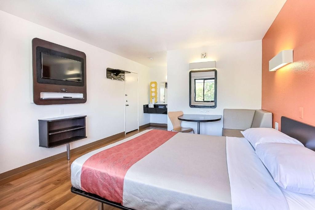 Motel 6 Sunnyvale, CA - South Room Type - Deluxe Room