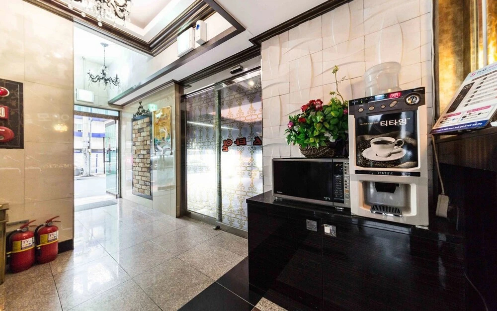 Lobby & Reception