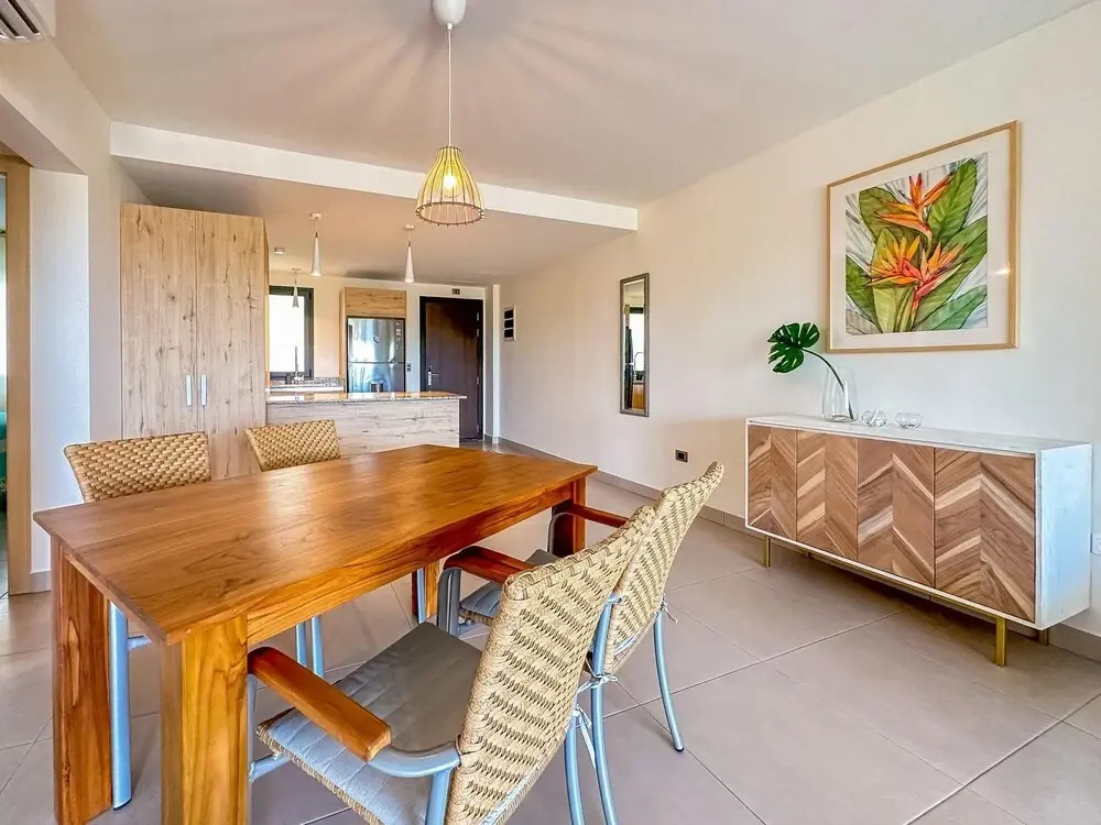Modern Luxury Condo Close to the Beach