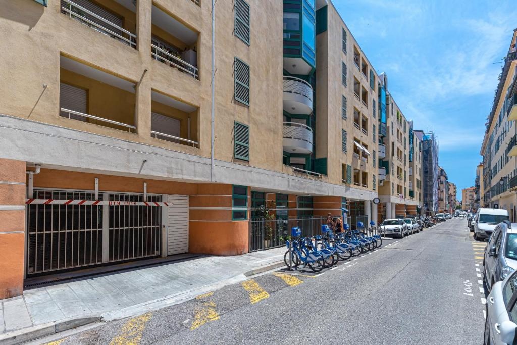 Amazing 3 Bdrs And Garden Place du Pin Parking !
